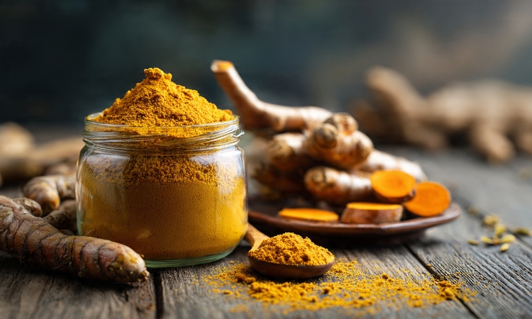 proprietà benefici curcuma